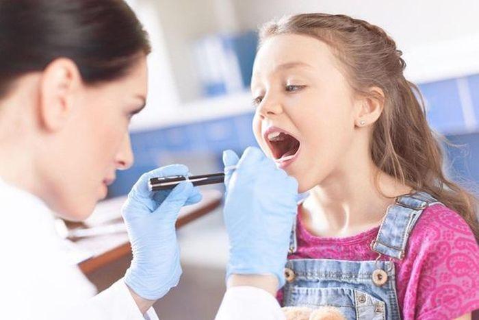 Trẻ bị viêm amidan cấp cần lưu ý gì khi giao mùa?