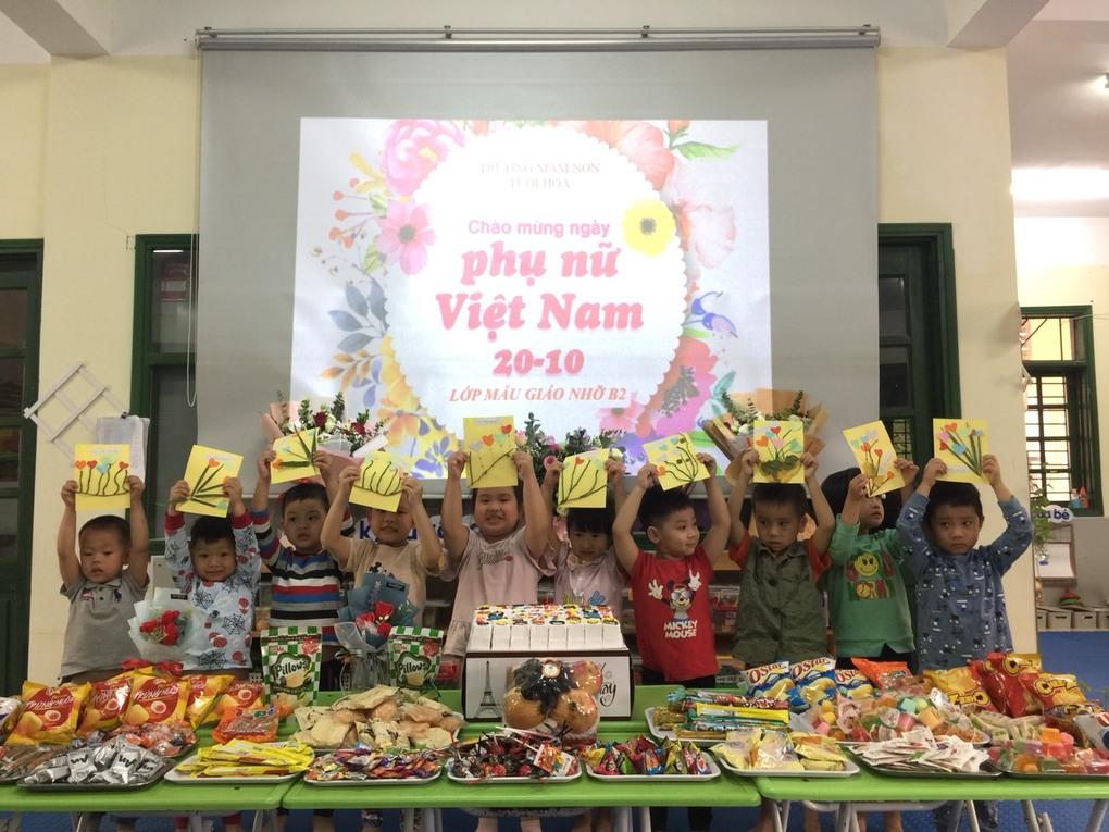 Một số hình ảnh hoạt động của các bé lớp Mẫu giáo nhỡ B2 nhân ngày “ Phụ Nữ Việt Nam 20/10” ...!