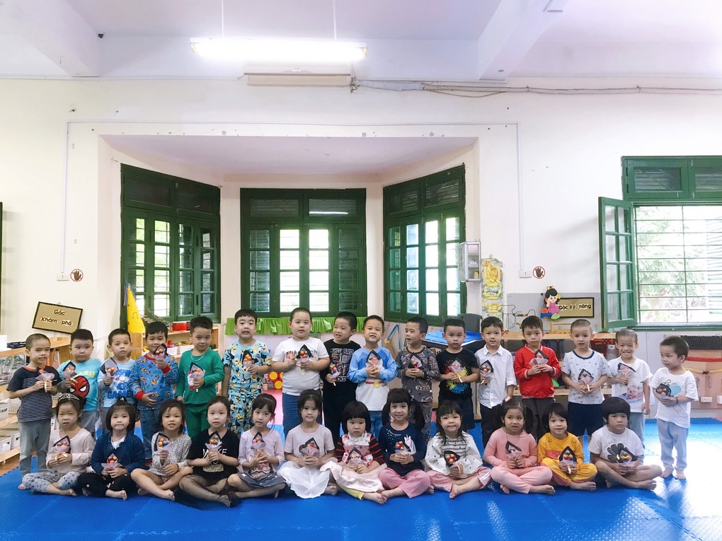 Các bé lớp B3 hân hoan làm những bó hoa kẹo tặng người thân nhân ngày 20/10