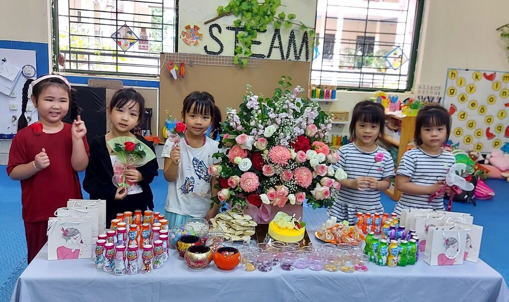 Các bạn nhỏ lớp A4 trong ngày tôn vinh các bà, các mẹ 20/10!