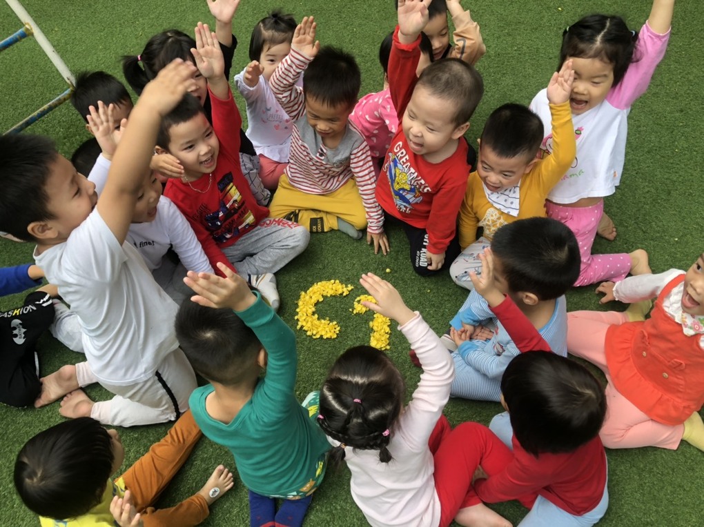 Hoạt động vui chơi ngoài trời của các bé lớp C1