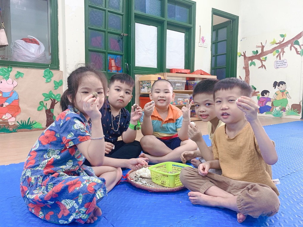Thử thách sự khéo léo của đôi bàn tay thông qua hoạt động bóc trứng của các bạn nhỏ lớp A1.!!!