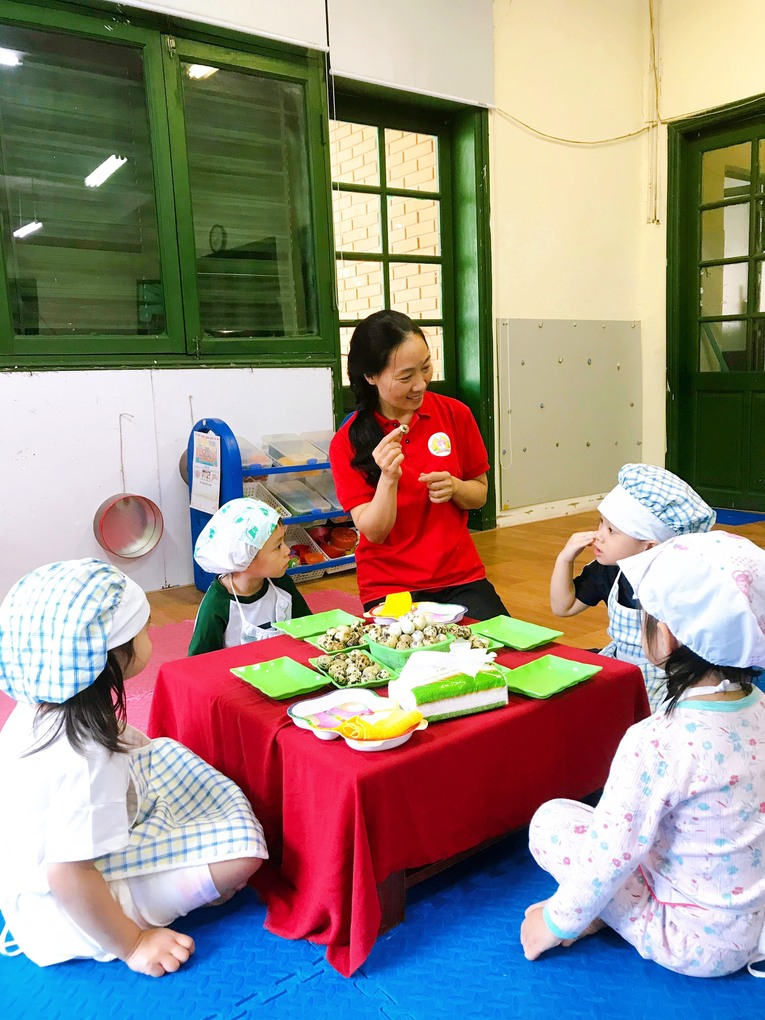 Cùng tham gia hoạt động trải nghiệm "Bóc trứng chim cút" với các bạn nhỏ lớp B3 nào!
