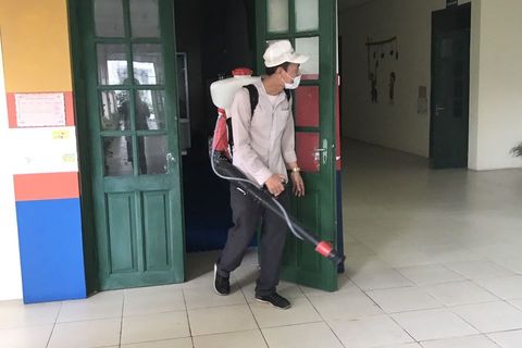 Trường Mầm non Tuổi Hoa phối hợp với trung tâm Y tế phun khử khuẩn chủ động phòng, chống bệnh viêm đường hô hấp cấp do Covid-19 trước khi trẻ đến trường