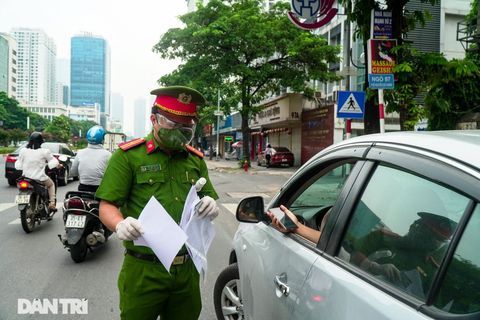 Hà Nội thống nhất các loại giấy tờ cần sử dụng khi đi đường trong thời gian giãn cách