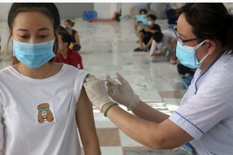 Tiêm vaccine COVID-19 cho trẻ em từ 16 -17 tuổi trước và hạ dần độ tuổi