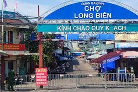 Phong tỏa khu vực kinh doanh hải sản chợ Long Biên