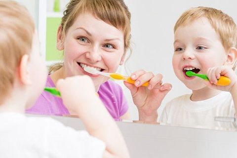 Dạy trẻ kỹ năng: Không ăn kẹo vào buổi tối