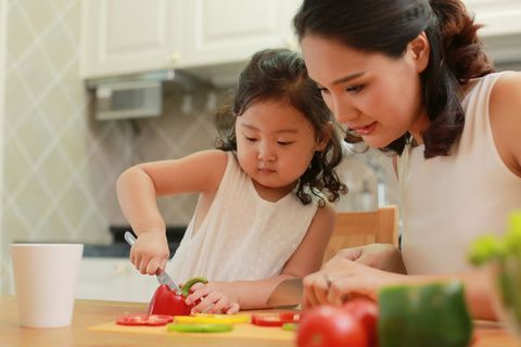 Nguyên tắc cơ bản mẹ cần dạy con trước khi cho trẻ vào bếp học nấu ăn