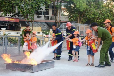 Dạy trẻ cách dùng bình cứu hỏa PCCC