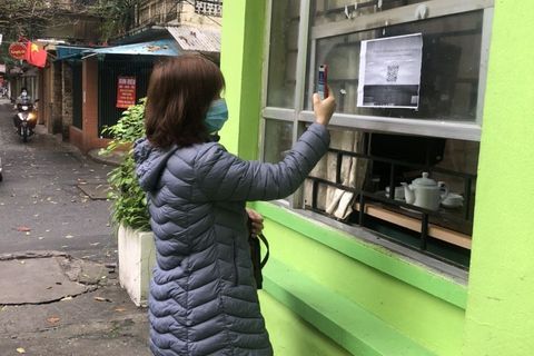 Trường mầm non Tuổi Hoa hướng dẫn quét mã QR, khai báo y tế tại điểm kiểm soát dịch
