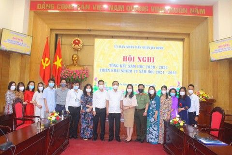 Toàn thể CBGVNV trường Mầm non Tuổi Hoa tham dự Hội nghị tổng kết năm học 2020 - 2021 cấp quận