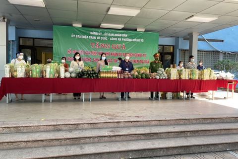 Một ngày tham gia hỗ trợ lực lượng tình nguyện phường Giảng Võ  của CBNV trường Mầm non Tuổi Hoa.