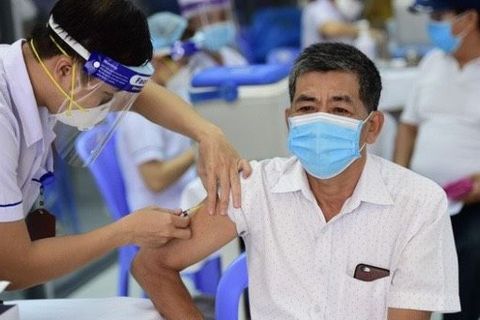 Hà Nội vượt mốc 100.000 ca; gần 1,6 triệu người tiêm mũi 3 vaccine COVID-19