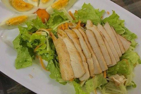 Món ngon mỗi ngày cho bé yêu " Ức gà áp chảo – Salat dầu giấm."