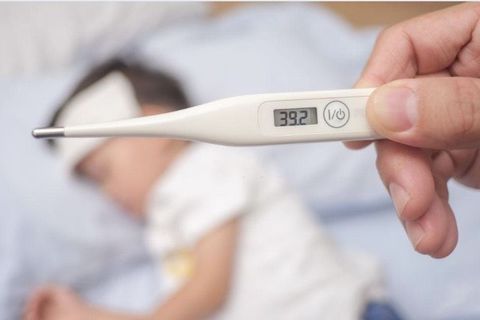 Dùng thuốc và chăm sóc trẻ F0 tại nhà - những điều phụ huynh cần biết