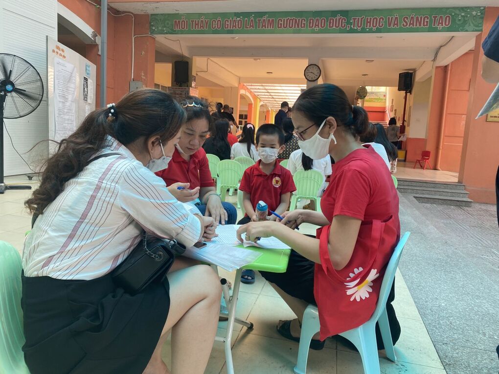 Trường Mầm non Tuổi Hoa phối hợp với Trung tâm y tế Quận và phụ huynh cho trẻ 5 tuổi tiêm phòng Covid 19.