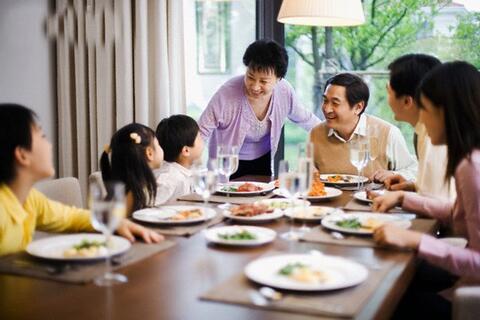 Dạy con phép lịch sự tối thiểu trên bàn ăn