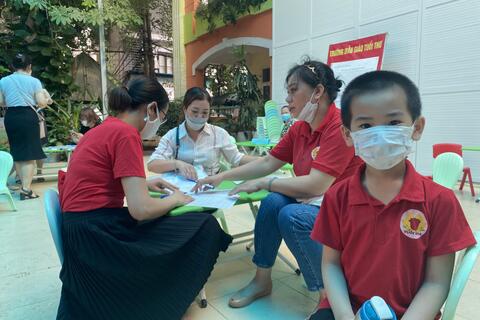 Trường Mầm non Tuổi Hoa phối hợp với Trung tâm y tế Quận và phụ huynh cho trẻ 5 tuổi tiêm phòng Covid 19.