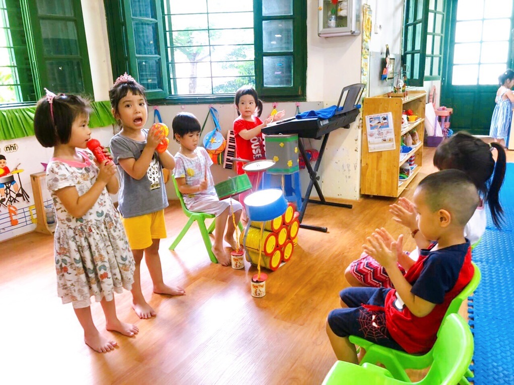 Các bé lớp MGN B3 thích thú tham gia hoạt động góc.