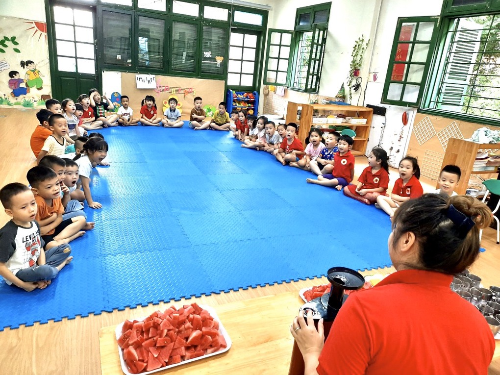 Hoạt động trải nghiệm " Làm nước ép dưa hấu" lớp Mẫu giáo lớn A1