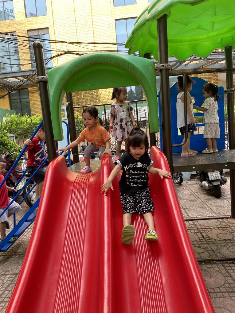 Hoạt động ngoài trời của các bạn mẫu giáo bé C2.