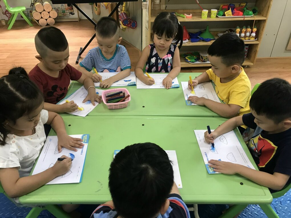 Hoạt động tạo hình : Vẽ chân dung cô giáo lớp MGL A1