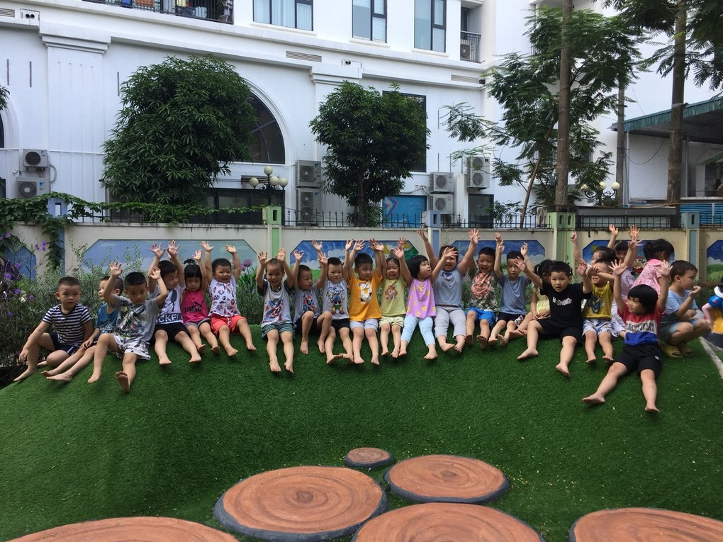 Một ngày vui chơi ngoài trời thật thú vị của các bé lớp Mẫu giáo nhỡ B2.