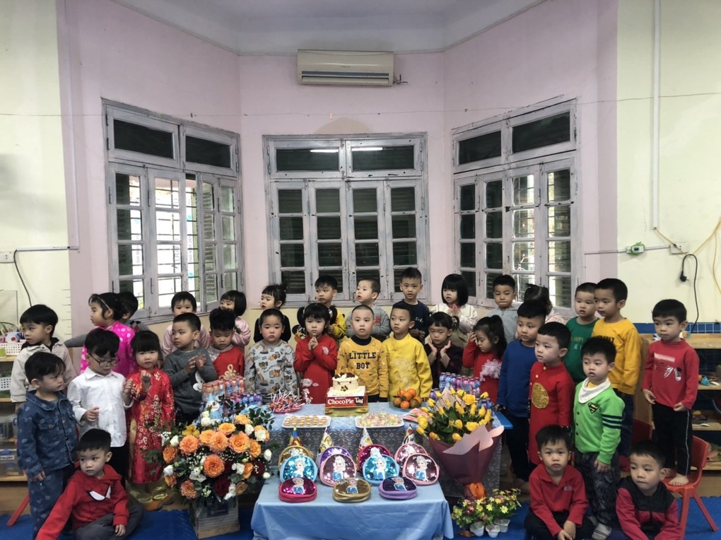Cô và trò lớp C1 chúc mừng ngày 8/3