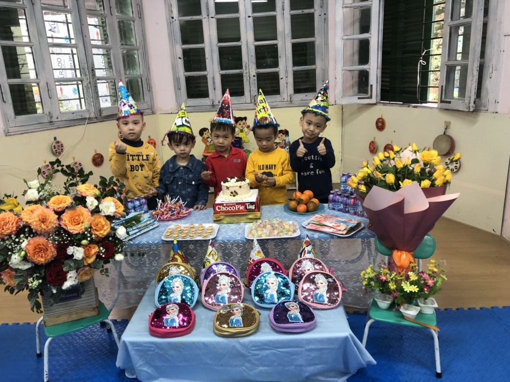 lớp C1 tổ chức chúc mừng sinh nhật các bạn tháng 3