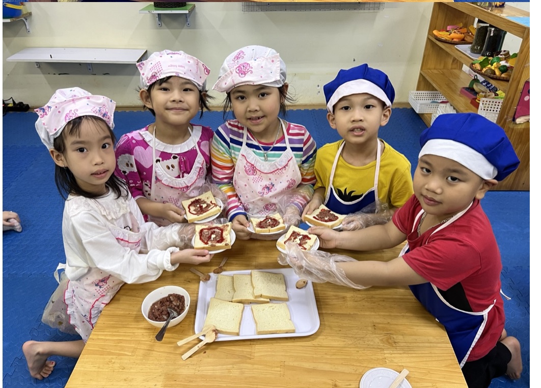 Hoạt động bé tập làm nội trợ của lớp MG Lớn A3