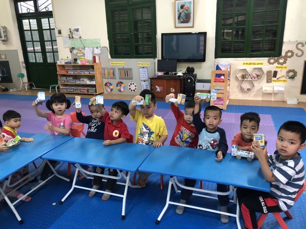Hoạt động làm xe tải từ vỏ hộp sữa của các bé lớp C1