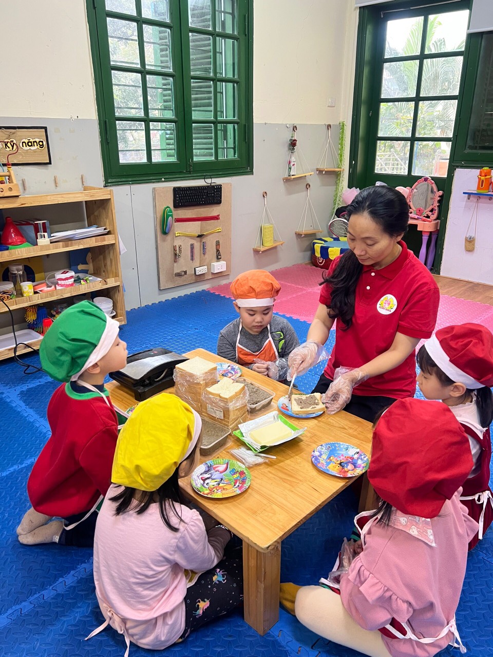 Hoạt động bé tập làm nội trợ của các bạn nhỏ lớp MG Nhỡ B3