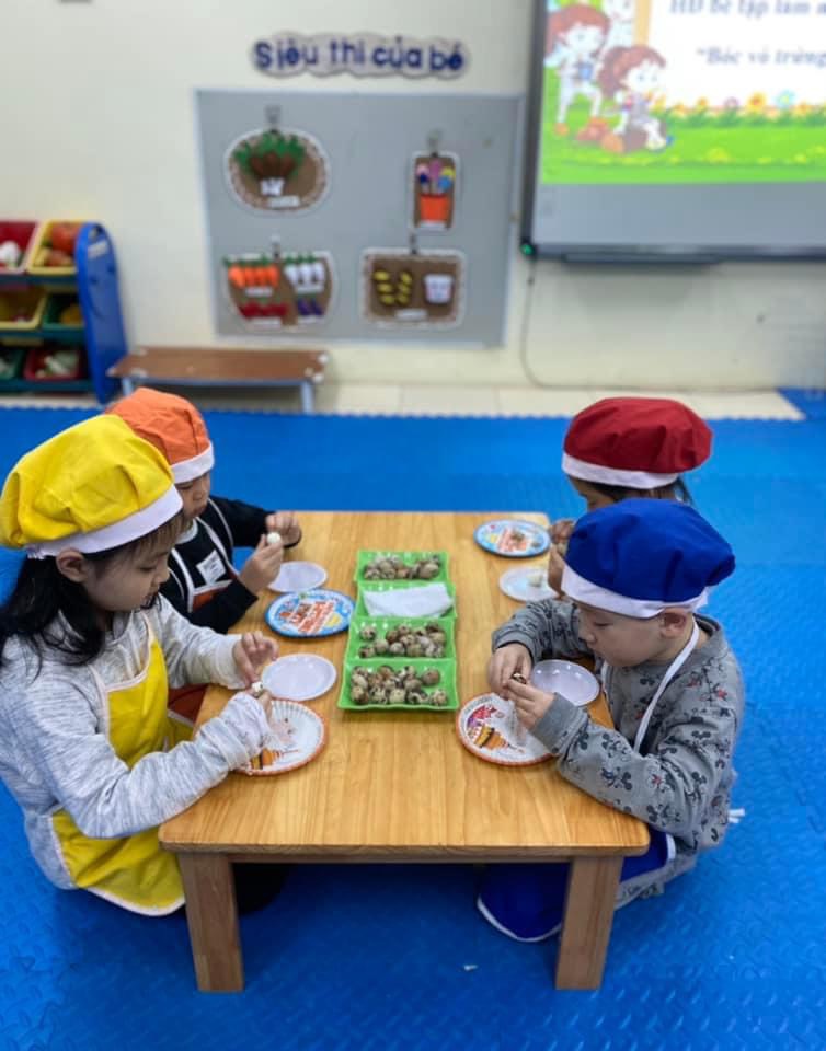 Hoạt động bé tập làm nội trợ của các bạn nhỏ lớp mẫu giáo lớn A2