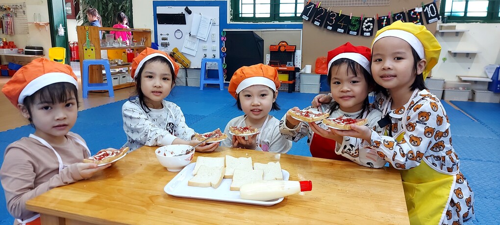 Hoạt động bé tập làm nội trợ của các bạn nhỏ lớp A4!