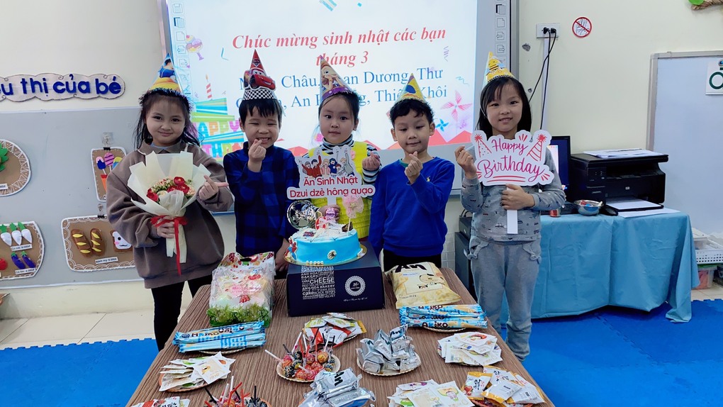 Lớp A2 chúc mừng sinh nhật các bạn tháng 3