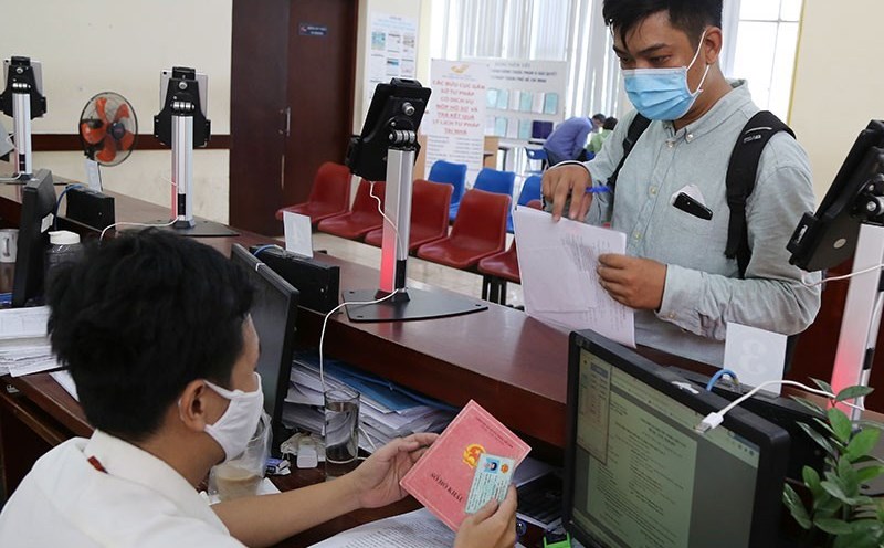 Trẻ mới sinh có phải đăng ký thường trú khi bỏ sổ hộ khẩu giấy?