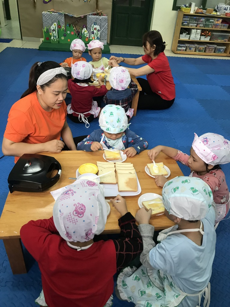 Hoạt động trải nghiệm làm bánh mỳ bơ đường của các bé lớp B2 thật vui...!