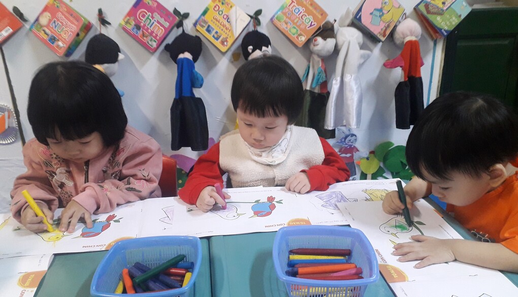 Bé tô màu con chim lớp nhà trẻ D1- Trường mầm non Tuổi Hoa