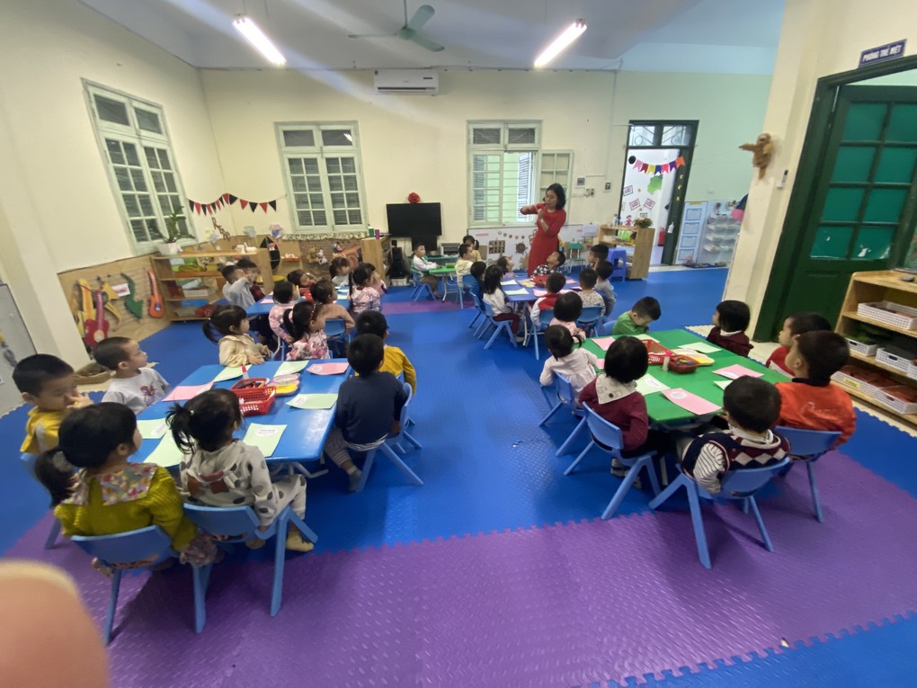 Hoạt động làm bưu thiếp tặng Bà, tặng Mẹ nhân ngày 8/3 của các bé lớp C2