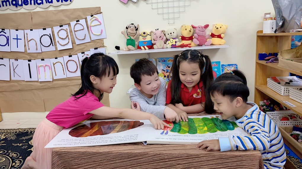 Hưởng ứng "Ngày hội đọc sách và văn hóa đọc" của cô và trẻ lớp A2 trường mầm non Tuổi Hoa