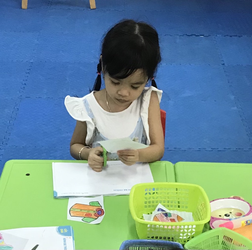 Cùng các bạn nhỏ lớp B1 đến với hoạt động tạo hình: Cắt dán hình bé thích.