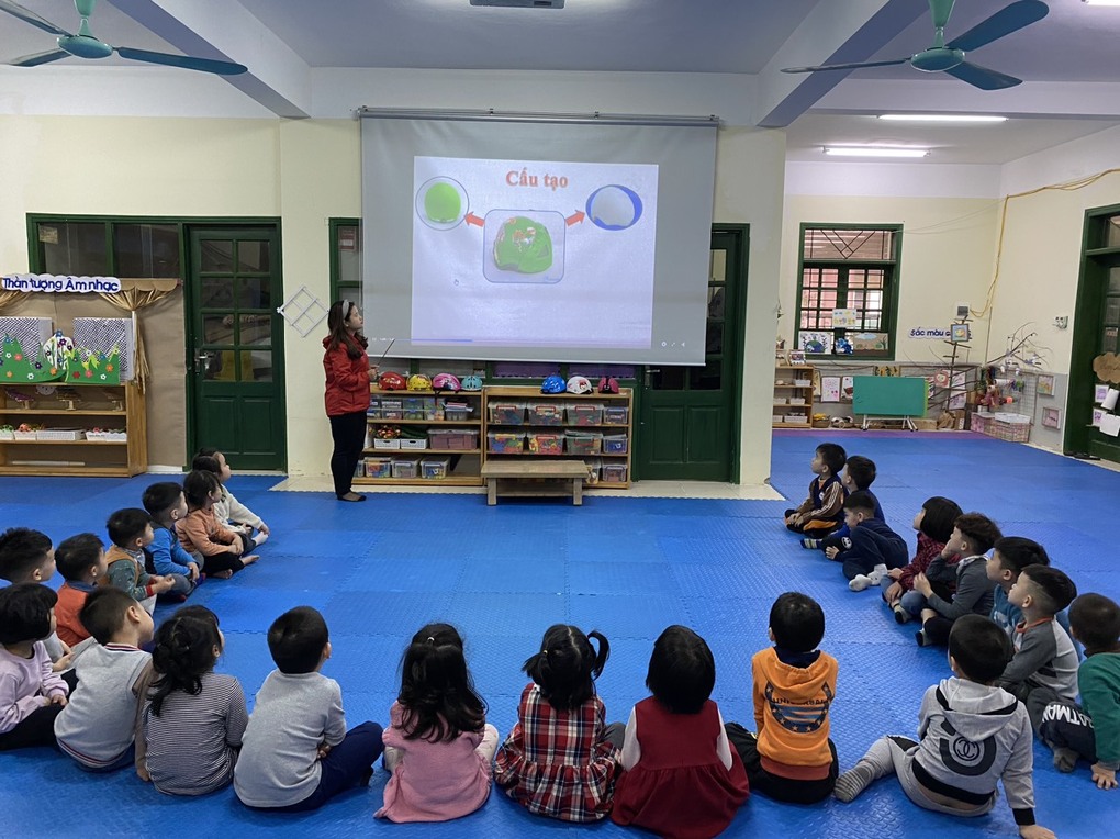 Các bé lớp B2 cùng nhau khám phá mũ bảo hiểm với thông điệp “An toàn giao thông là hạnh phúc cho mọi nhà!”.
