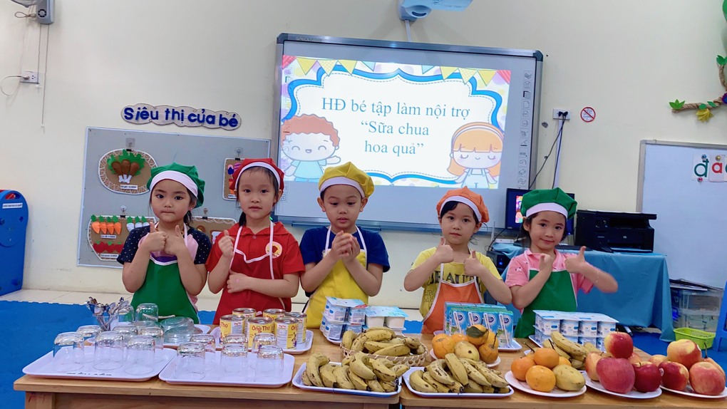 Họat động bé tập làm nội trợ "Hoa quả dầm sữa chua" của các bạn nhỏ lớp A2