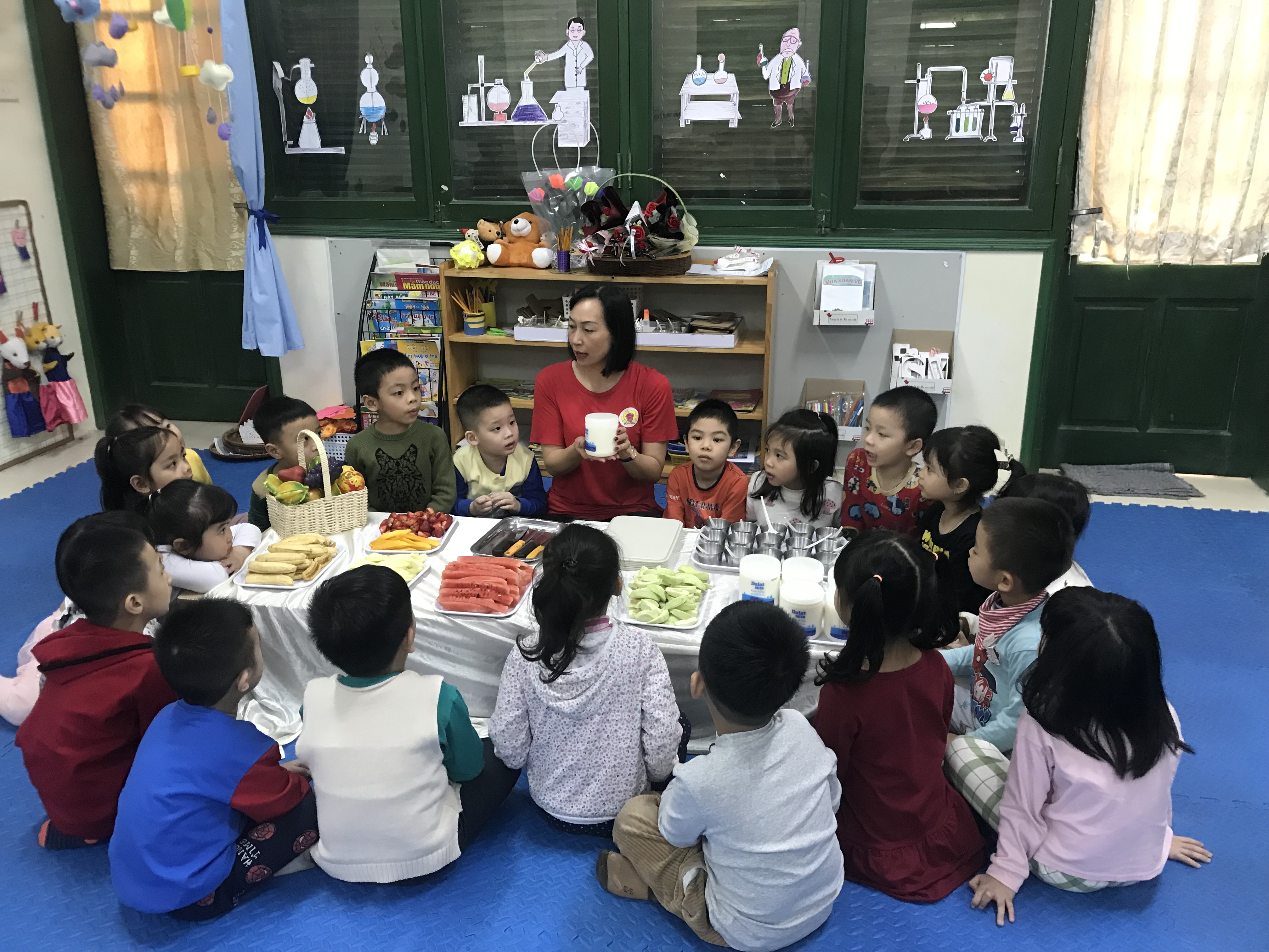 Hoạt động trải nghiệm : Làm hoa quả dầm của các bé lớp B1