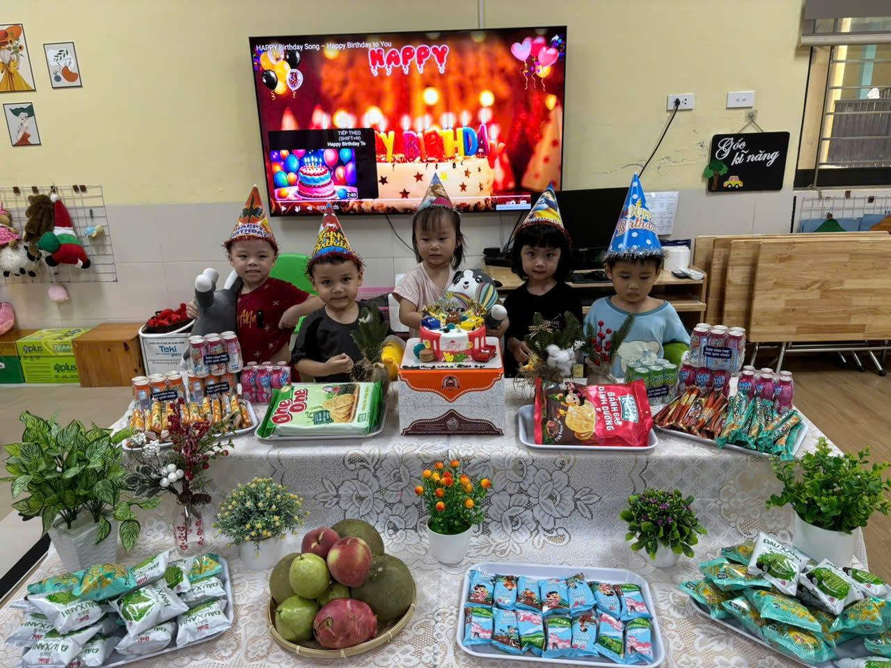 mẫu giáo bé C3 - Chúc mừng xinh nhật tháng 10