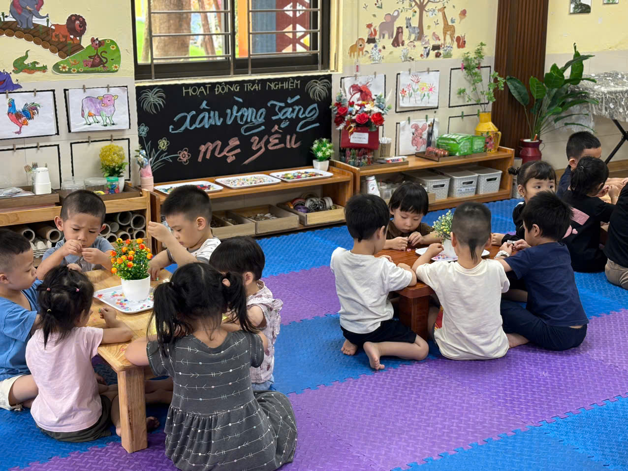 Hoạt động Xâu vòng tặng mẹ của các em bé lớp mẫu giáo bé C3