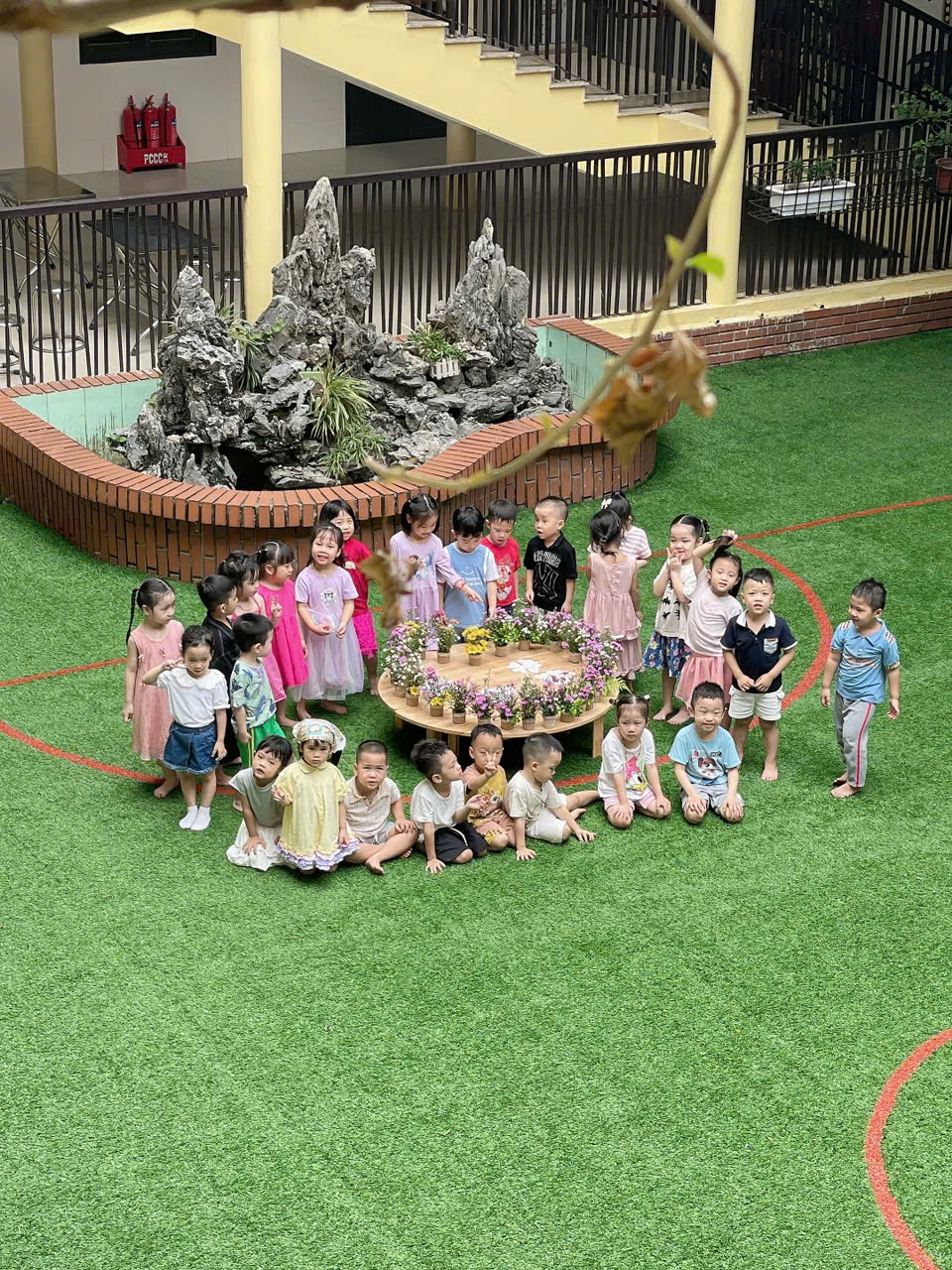 Hoạt động trải nghiệm “ Cắm hoa tặng Bà, tặng Mẹ nhân ngày Phụ Nữ Việt Nam 20 -10 " của Lớp Mẫu Giáo Nhỡ B4