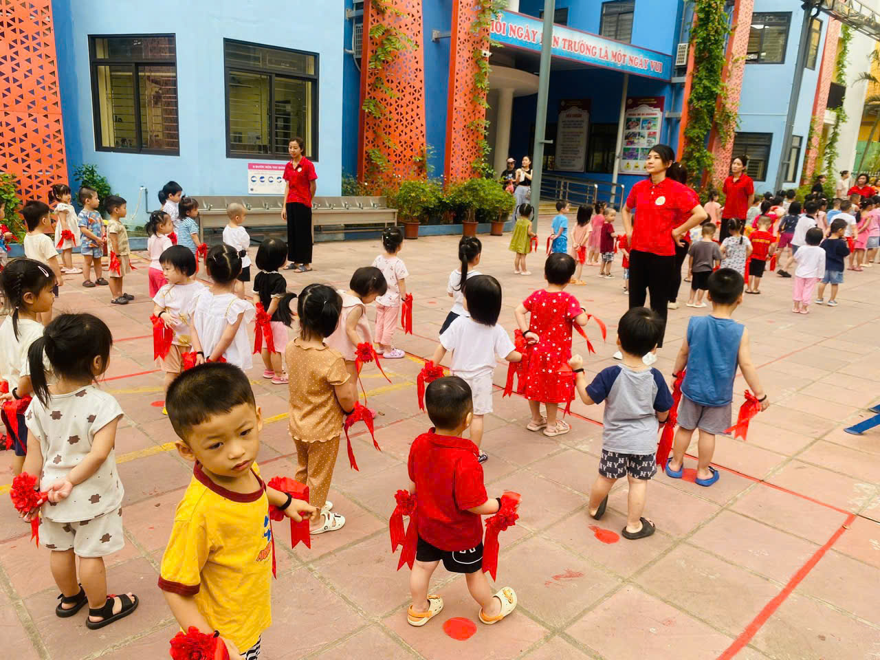 Hãy cùng tập thể dục sáng với các bé lớp MGB C2 nhé !!!
