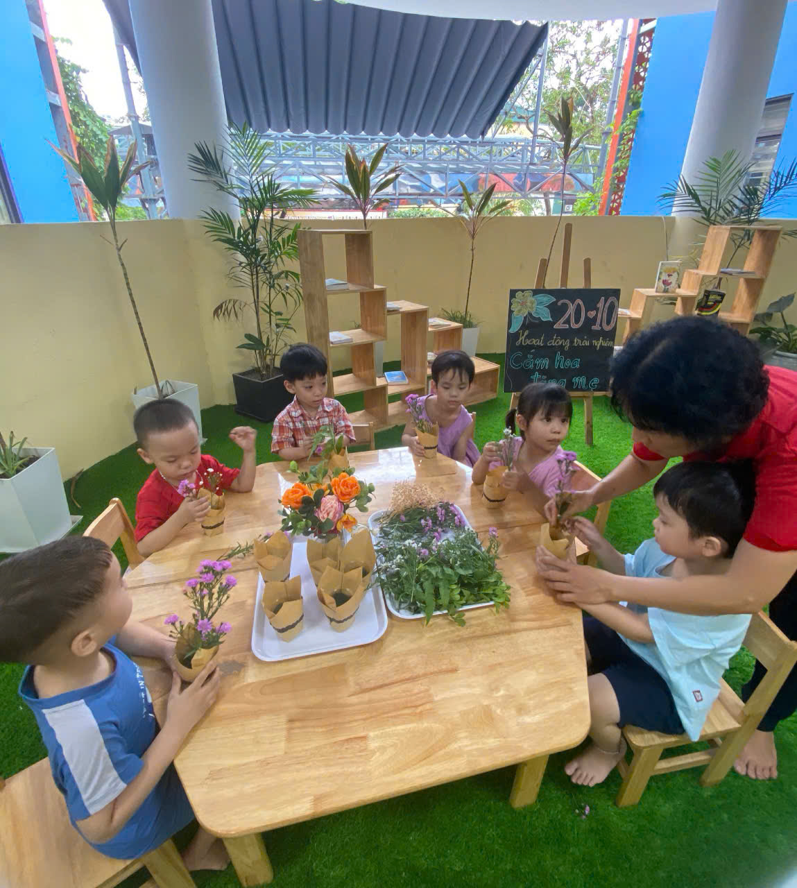 Hoạt động trải nghiệm “ Cắm hoa tặng Bà, tặng Mẹ nhân ngày Phụ Nữ Việt Nam 20 -10 " của các bé  Mẫu Giáo Nhỡ B2
